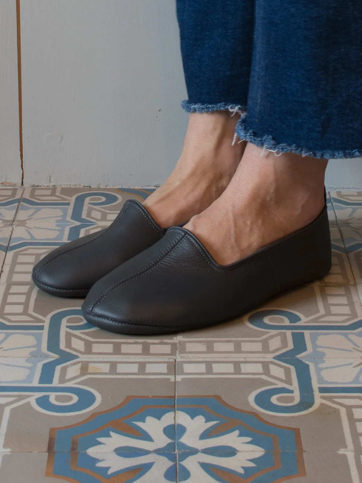 LEATHER SLIPPERS in DARK GREY