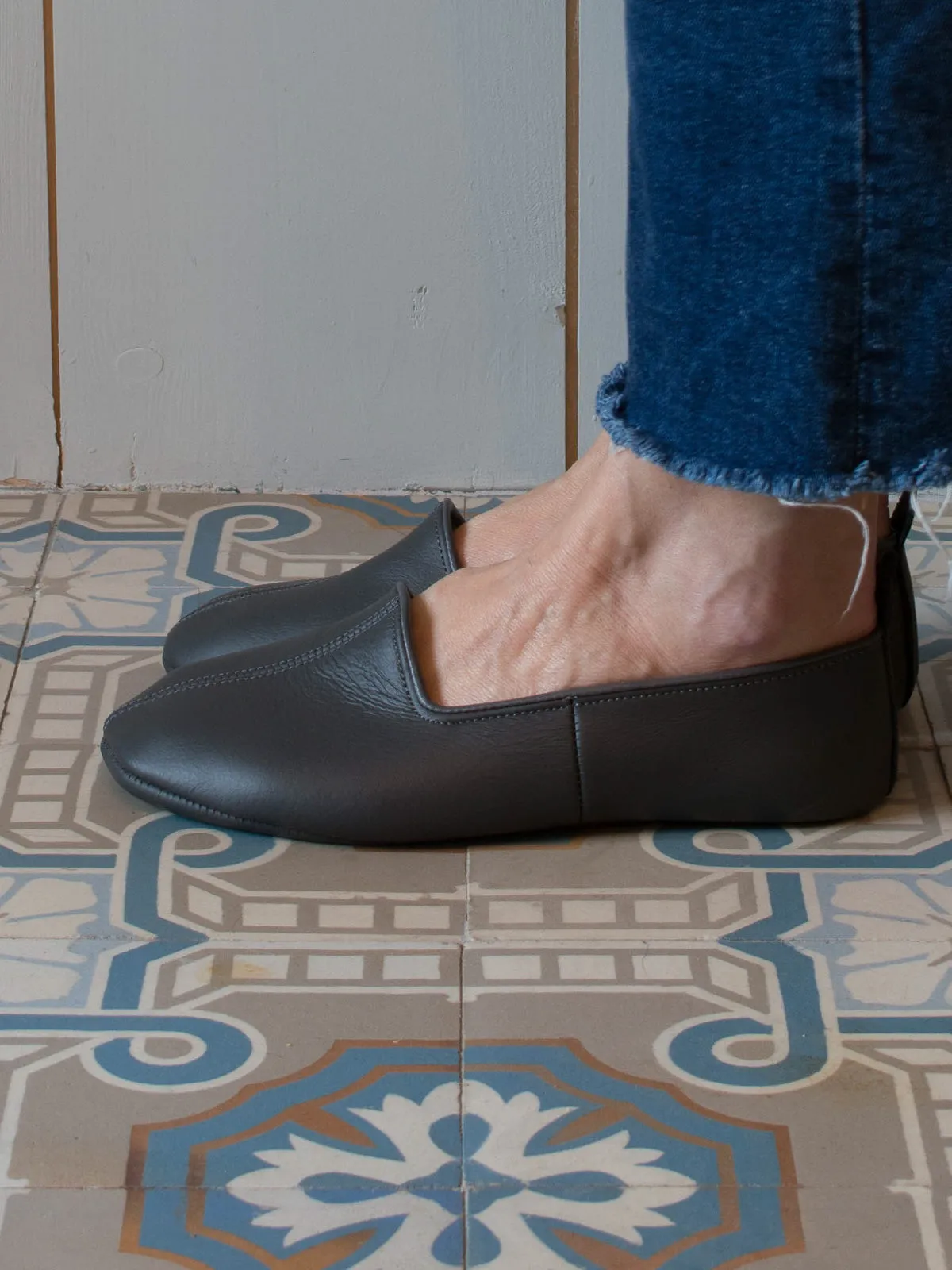 LEATHER SLIPPERS in DARK GREY
