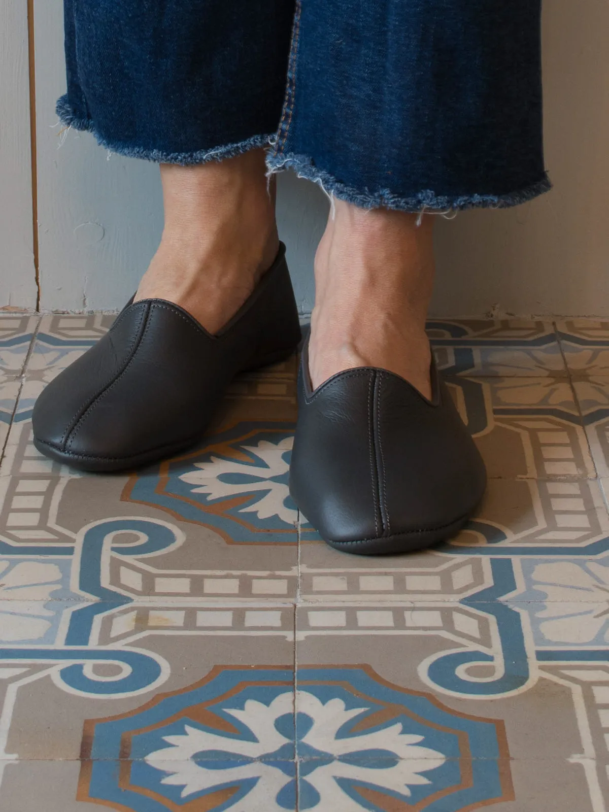 LEATHER SLIPPERS in DARK GREY