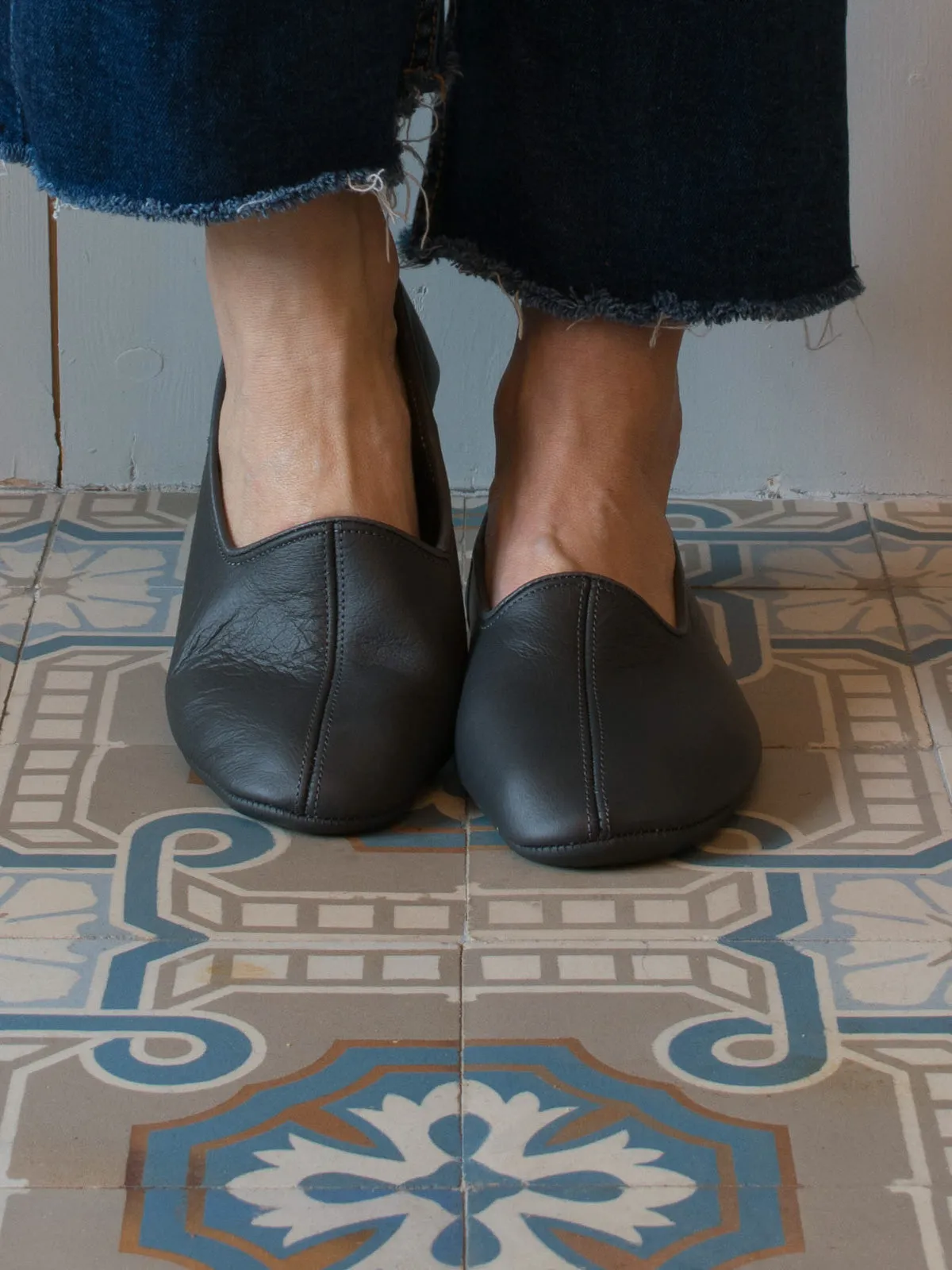 LEATHER SLIPPERS in DARK GREY