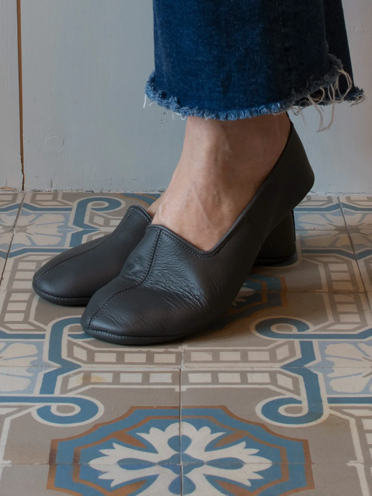 LEATHER SLIPPERS in DARK GREY